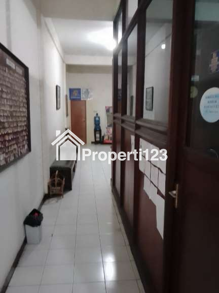 Ruko 3 lantai di daerah ramai dan padat - 3
