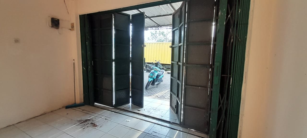 Ruko Pengasinan Sawangan disewakan -parkiran luas kompleks pertokoan - 1
