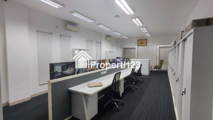 Dijual Kantor/Rukan Premium Full-Furnished di Jagakarsa, Jakarta Selatan - 3