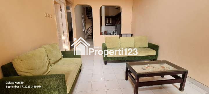 Disewakan rumah 4KT-2KM-1 gudang-LT/LB 105/150 full-furnished - 2