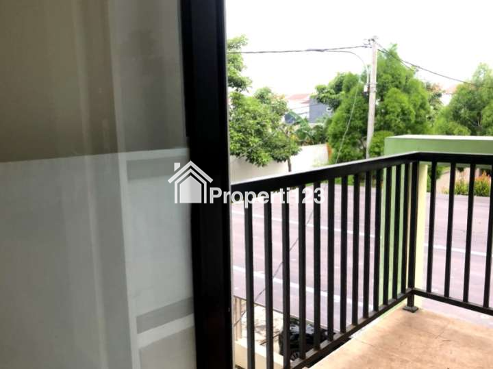 Rumah 2 Lantai Hadap Taman Green Ara Harapan Indah Bekasi - 10