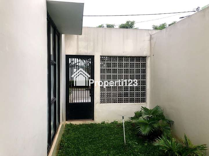 Rumah 2 Lantai Hadap Taman Green Ara Harapan Indah Bekasi - 12