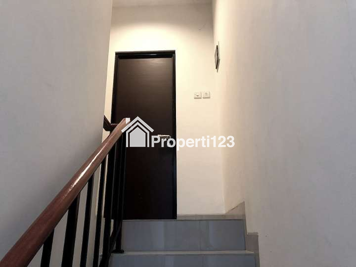 Rumah 2 Lantai Hadap Taman Green Ara Harapan Indah Bekasi - 4