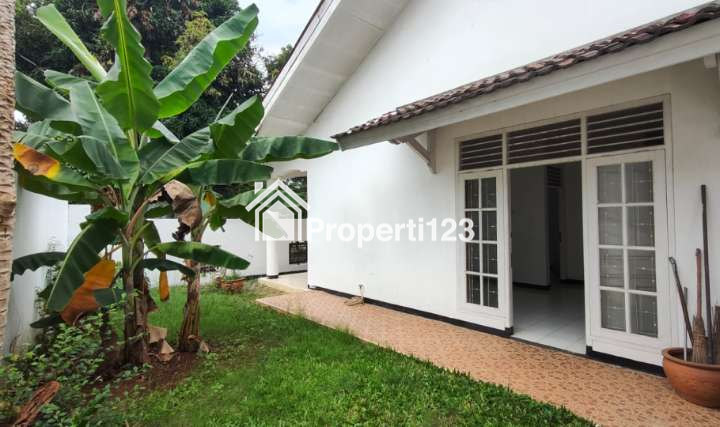 Rumah Hoek Hadap Taman Komplek Jatiwaringin Asri Pondok Gede Bekasi - 10