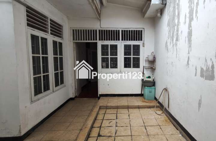 Rumah Hoek Hadap Taman Komplek Jatiwaringin Asri Pondok Gede Bekasi - 12