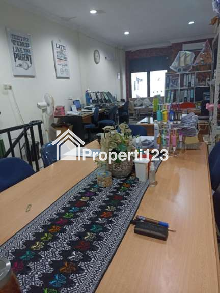 Ruko Full Furnished 3 Lantai 0 Jalan Raya Strategis di Tengah Kota Lokasi Klampis Surabaya - 4