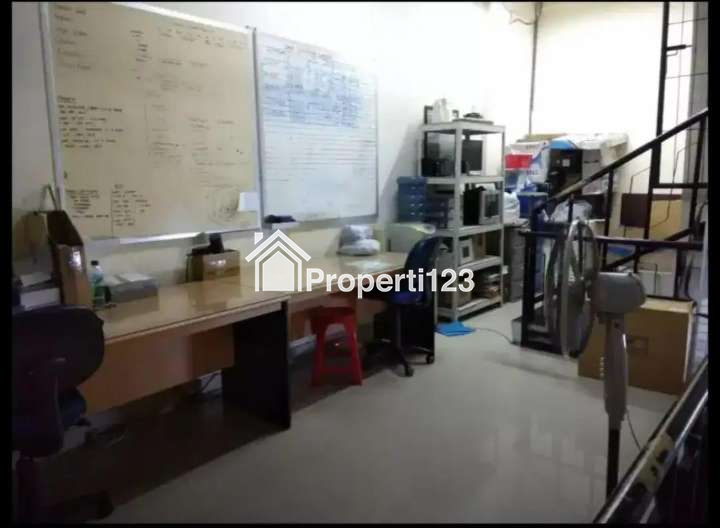 Ruko Full Furnished 3 Lantai 0 Jalan Raya Strategis di Tengah Kota Lokasi Klampis Surabaya - 3