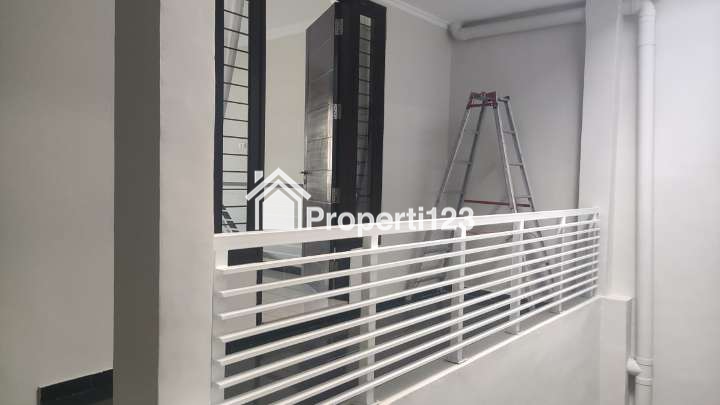 Disewakan Rumah Baru Renovasi Lokasi Citraland SUrabaya Barat - 3