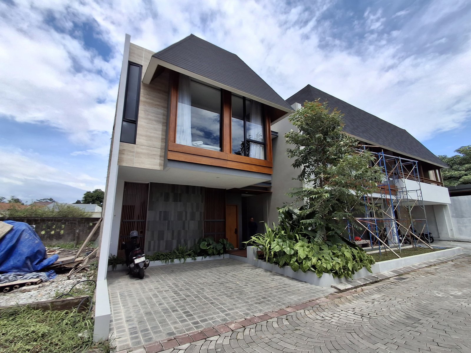 Rumah Megah Dalam Perumahan elit Belakang Transhome Type 130/126m2 Harga 2.385 Miliar Siap KPR - 9