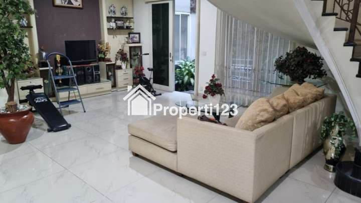 Rumah Mewah Furnished Siap Huni Lokasi Perumahan Regency 21 Surabaya - 4