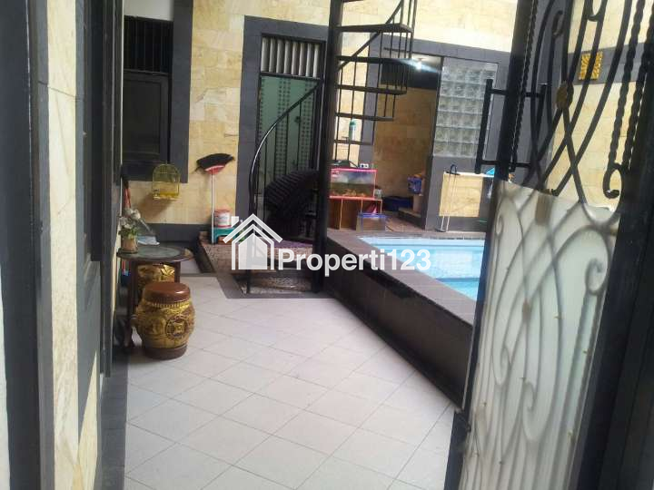 Dijual Cepat Rumah Mewah 2 Lantai di Jatiwaringin – Lokasi Strategis, Kolam Renang & Marmer Full! - 9