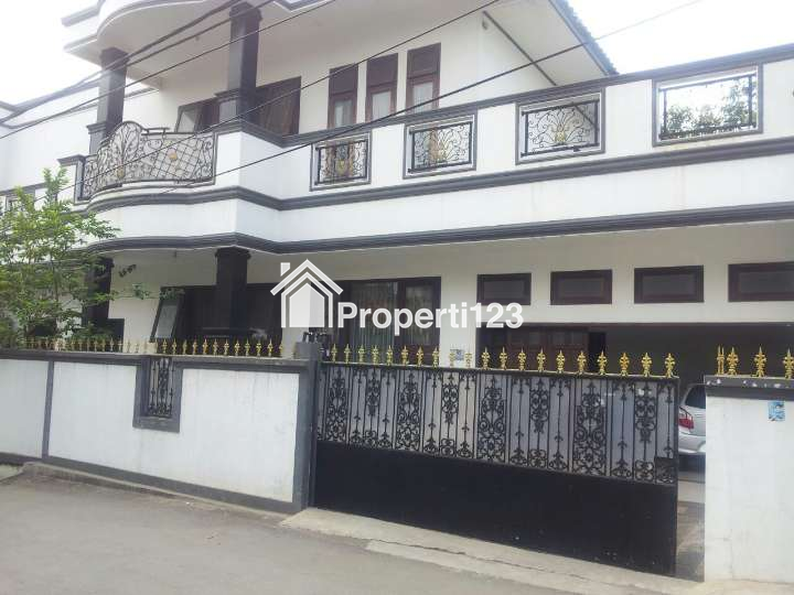 Dijual Cepat Rumah Mewah 2 Lantai di Jatiwaringin – Lokasi Strategis, Kolam Renang & Marmer Full! - 1