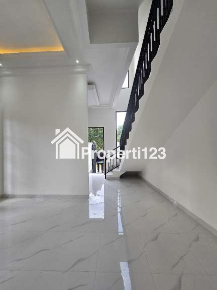 Rumah Baru Design Classic Modern Dalam Komplek Di Duren Sawit Jakarta Timur - 9