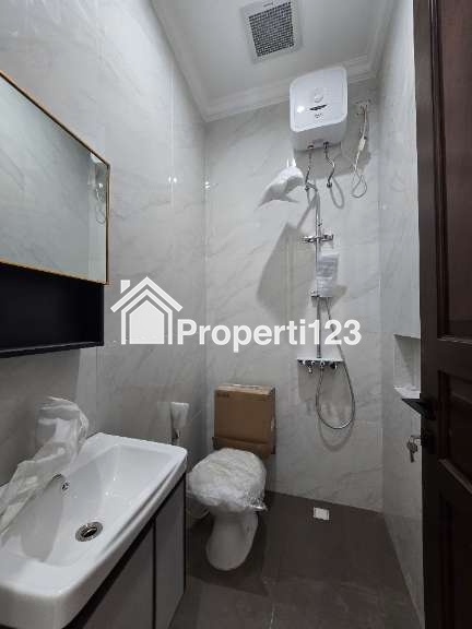 Rumah Baru Design Classic Modern Dalam Komplek Di Duren Sawit Jakarta Timur - 4