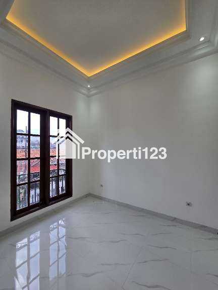 Rumah Baru Design Classic Modern Dalam Komplek Di Duren Sawit Jakarta Timur - 7