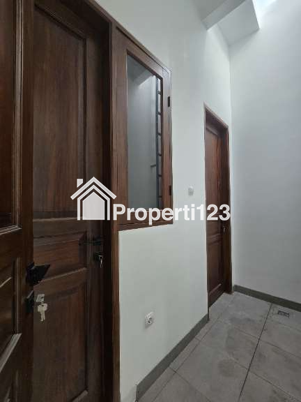 Rumah Baru Design Classic Modern Dalam Komplek Di Duren Sawit Jakarta Timur - 10