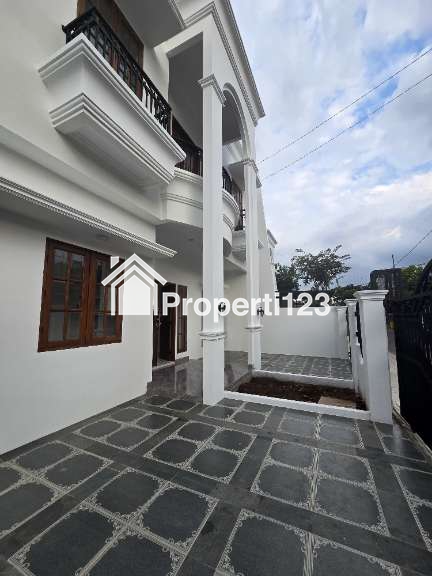 Rumah Baru Design Classic Modern Dalam Komplek Di Duren Sawit Jakarta Timur - 11