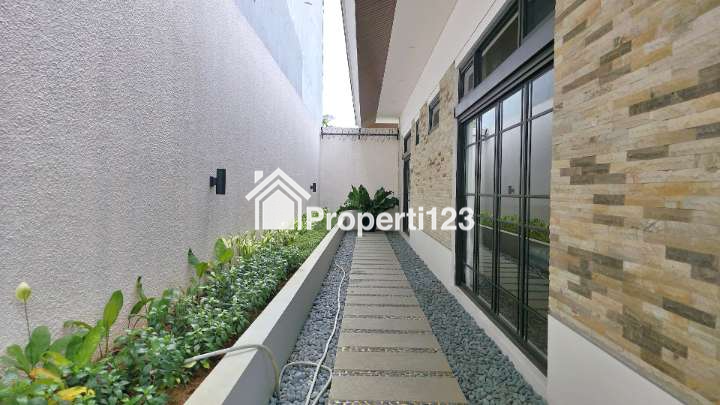 Rumah Baru Mewah Taman Tirta Golf BSD Kota Tangerang Selatan - 19
