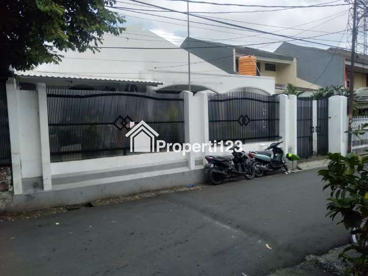 Dijual rumah siap huni hitung tanah saja di Srengseng, Kembangan, Jakarta Barat - 1