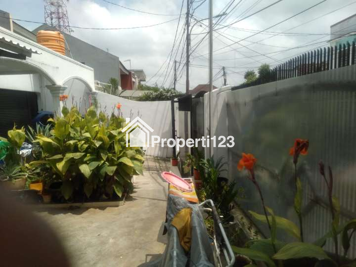 Dijual rumah siap huni hitung tanah saja di Srengseng, Kembangan, Jakarta Barat - 2