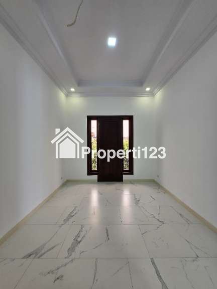 Rumah baru design klasik modern di Pondok Kelapa Jaktim - 4
