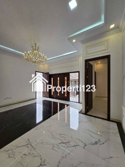 Rumah baru design klasik modern di Pondok Kelapa Jaktim - 2