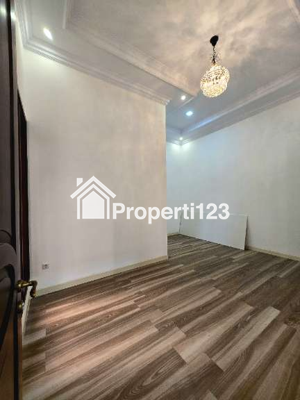 Rumah baru design klasik modern di Pondok Kelapa Jaktim - 7