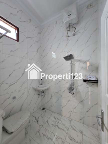 Rumah baru design klasik modern di Pondok Kelapa Jaktim - 6
