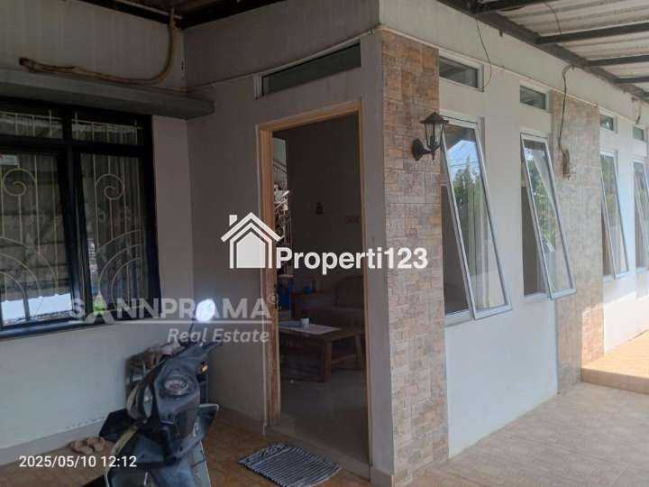 Rumah second hook 1,5 lantai di Grand Depok City - 3
