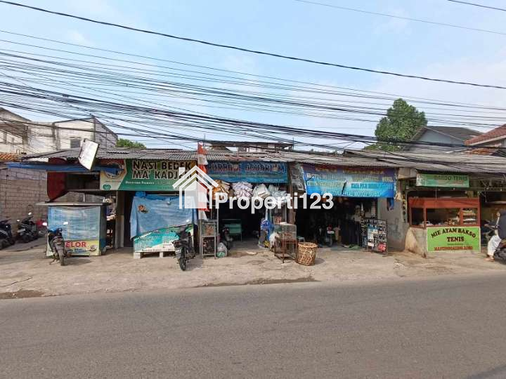 Rumah berikut 3 kios strategis pinggir jalan Raya Pramuka Depkk - 1