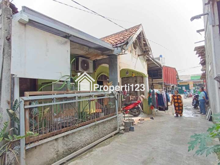 Rumah berikut 3 kios strategis pinggir jalan Raya Pramuka Depkk - 2
