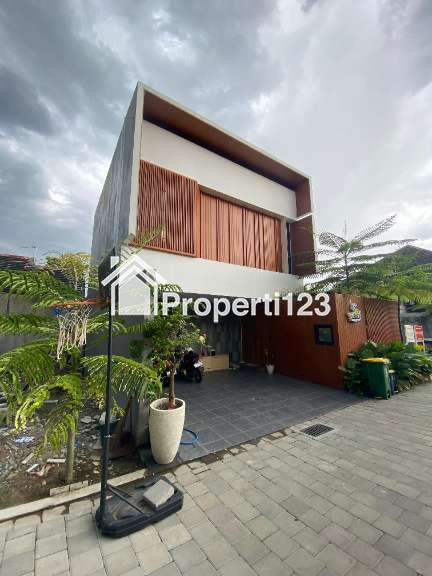 DIJUAL RUMAH 2LANTAI YANG TERLETAK DI CONDONGCATUR LOKASI SANGAT STRATEGIS - 3