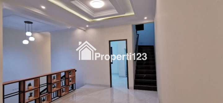 Rumah cantik 3 lantai selangkah tol Limo di Meruyung Depok - 8