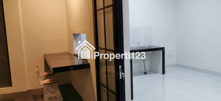Rumah cantik 3 lantai selangkah tol Limo di Meruyung Depok - 2