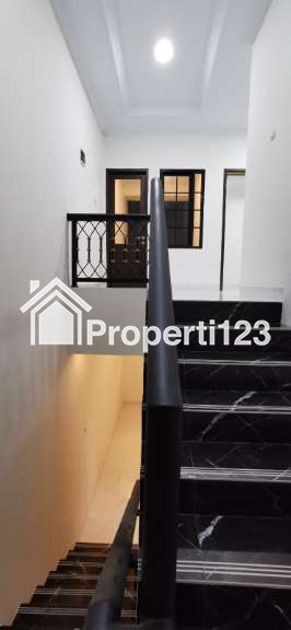 Rumah cantik 3 lantai selangkah tol Limo di Meruyung Depok - 6