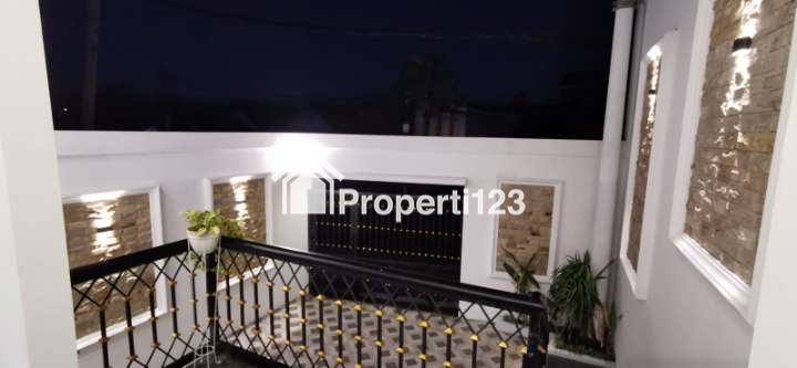 Rumah cantik 3 lantai selangkah tol Limo di Meruyung Depok - 10