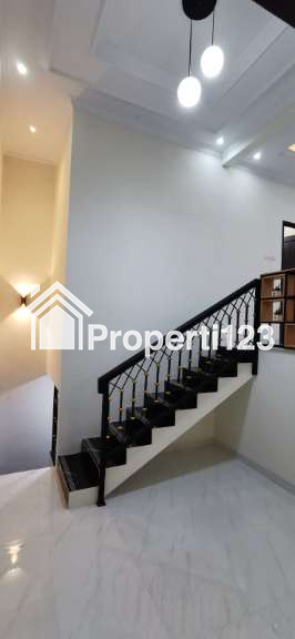 Rumah cantik 3 lantai selangkah tol Limo di Meruyung Depok - 11