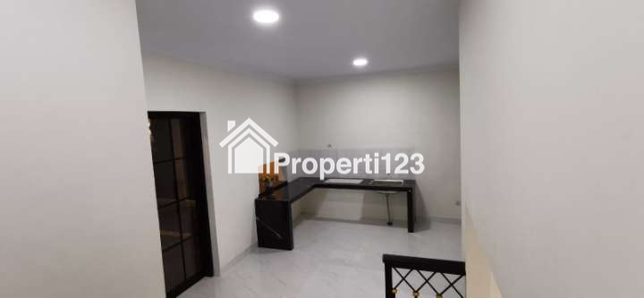 Rumah cantik 3 lantai selangkah tol Limo di Meruyung Depok - 4