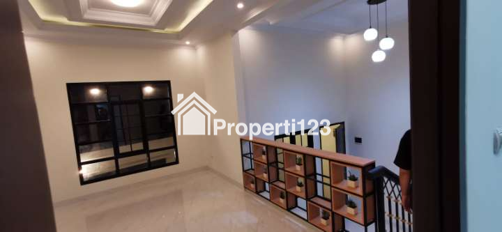 Rumah cantik 3 lantai selangkah tol Limo di Meruyung Depok - 7