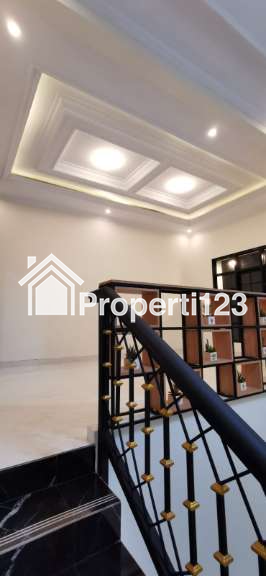 Rumah cantik 3 lantai selangkah tol Limo di Meruyung Depok - 9