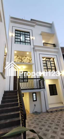Rumah cantik 3 lantai selangkah tol Limo di Meruyung Depok - 1