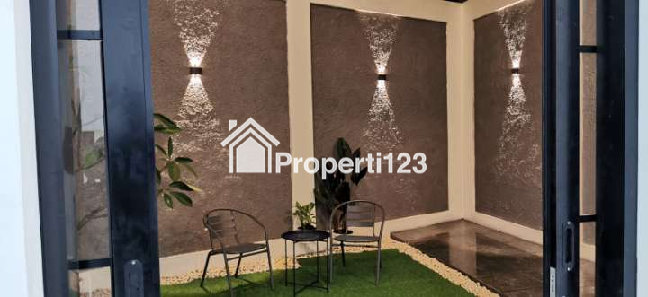 Rumah cantik 3 lantai selangkah tol Limo di Meruyung Depok - 12