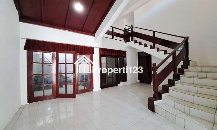 RUMAH GAYA EROPA KLASIK BANGUNAN KOKOH INTERIOR EKSTERIOR BERSIH TERAWAT DI ANTAPANI BANDUNG - 3
