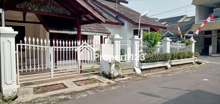 RUMAH GAYA EROPA KLASIK BANGUNAN KOKOH INTERIOR EKSTERIOR BERSIH TERAWAT DI ANTAPANI BANDUNG - 11