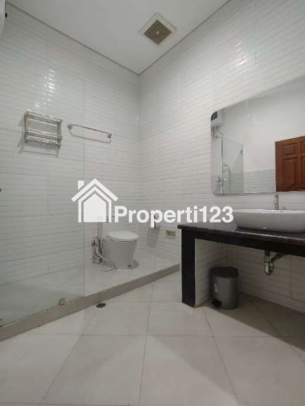 Rumah second terawat di Ciracas Jaktim - 9