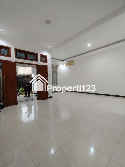 Rumah second terawat di Ciracas Jaktim - 8