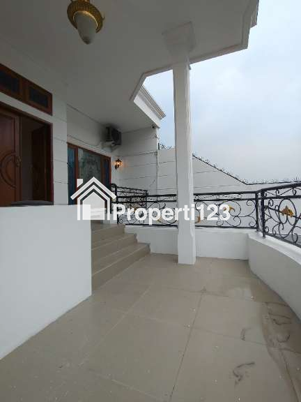 Rumah second terawat di Ciracas Jaktim - 12
