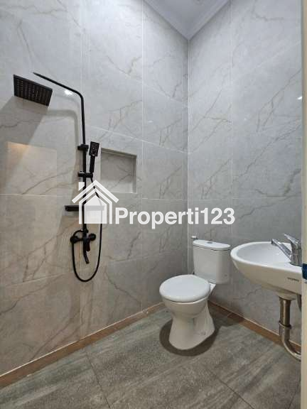 Rumah mewah American Classic dalam townhouse di Kahfi 1 Jagakarsa Jaksel - 6
