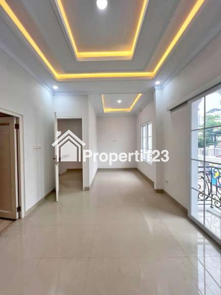 Rumah mewah American Classic dalam townhouse di Kahfi 1 Jagakarsa Jaksel - 4