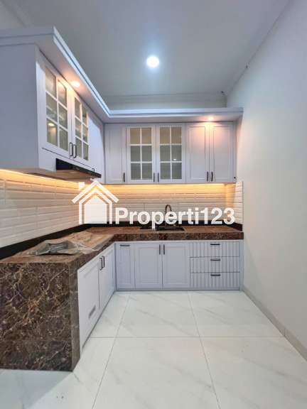 Rumah mewah American Classic dalam townhouse di Kahfi 1 Jagakarsa Jaksel - 8